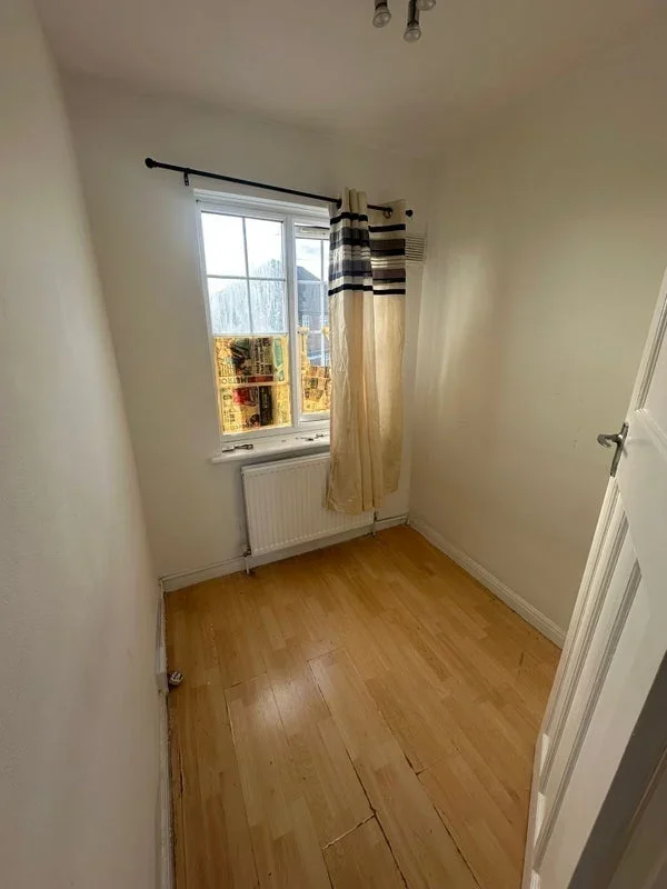 Room Rosslyn Avenue in Greater London