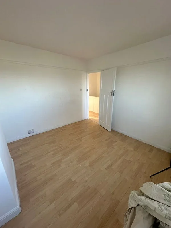 Room Rosslyn Avenue in Greater London