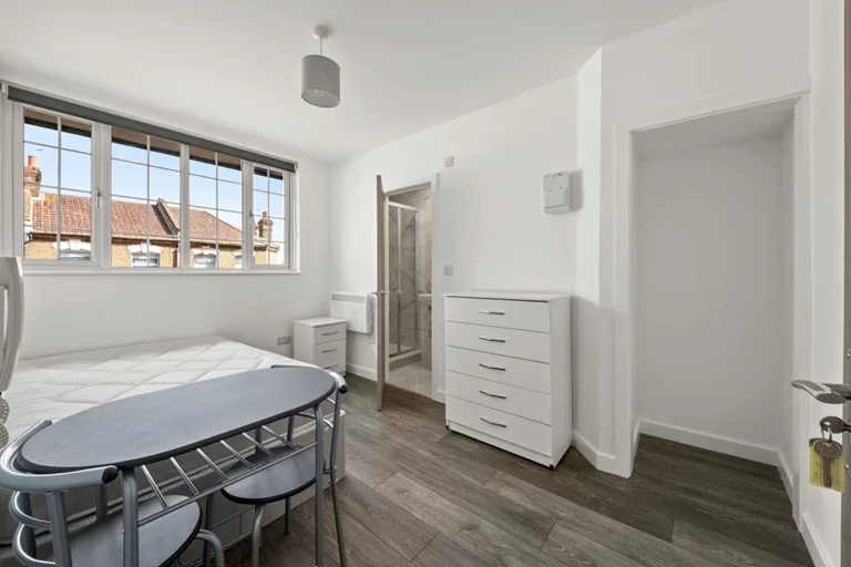 Room Boston Road in Greater London