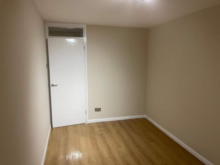 Flat Percy Gardens in Greater London