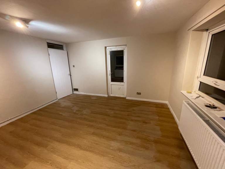 Flat Percy Gardens in Greater London
