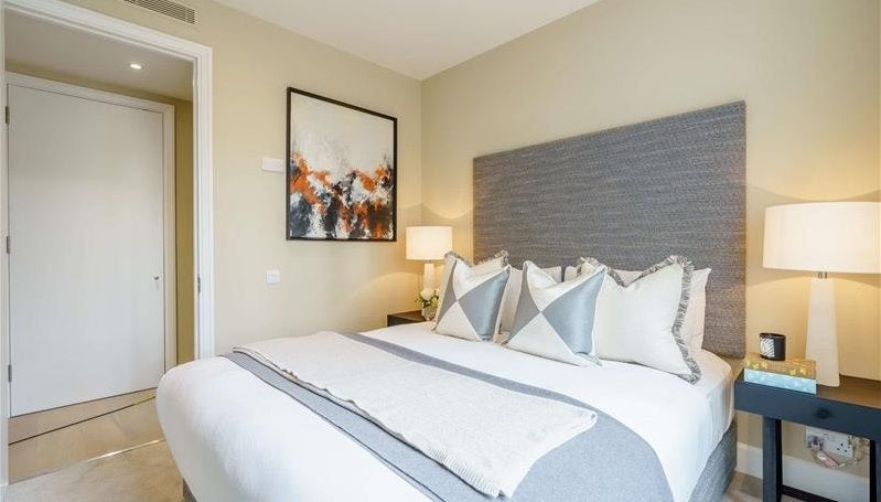 Flat Westferry Circus in Greater London