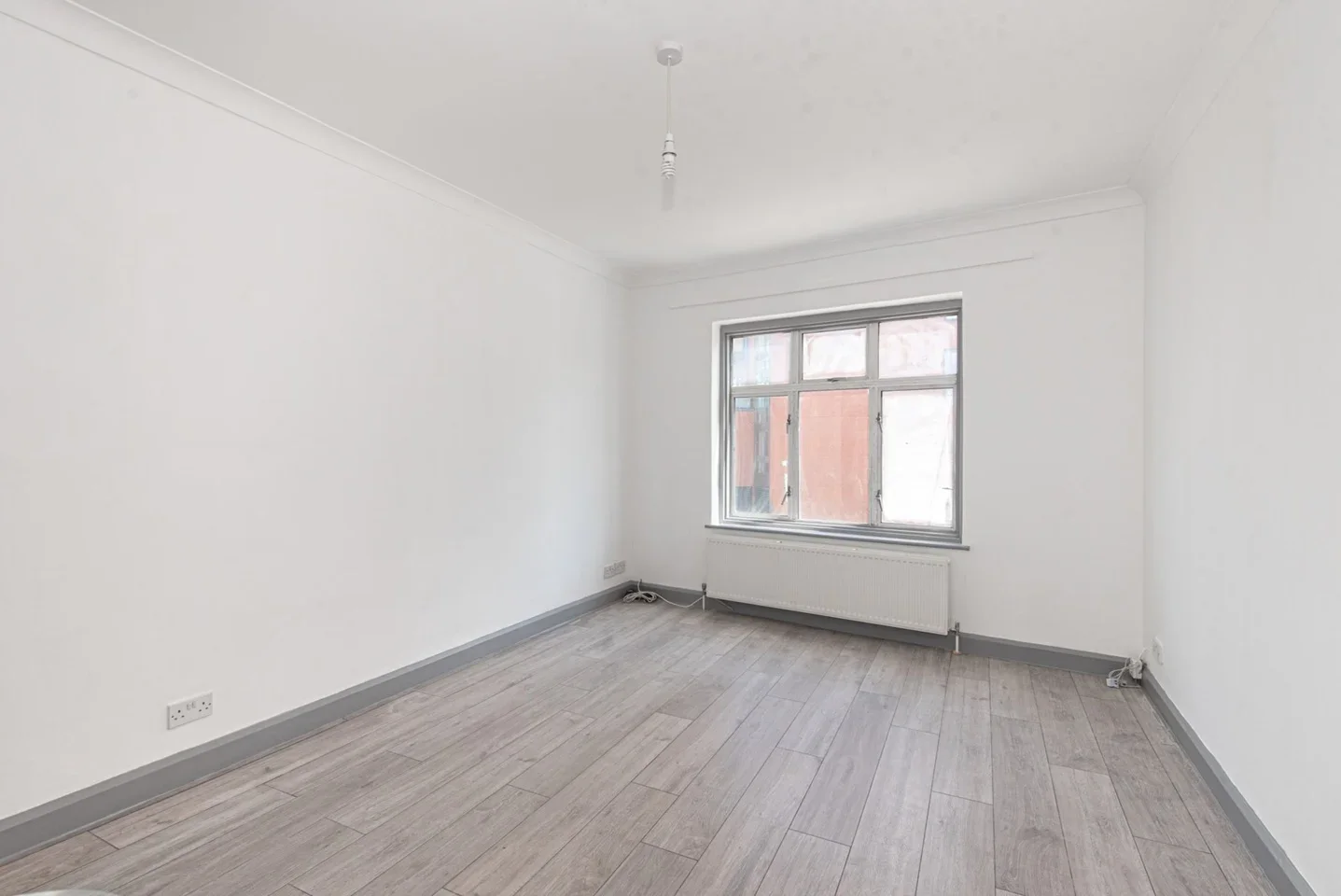 Flat Mitcham Lane in Greater London