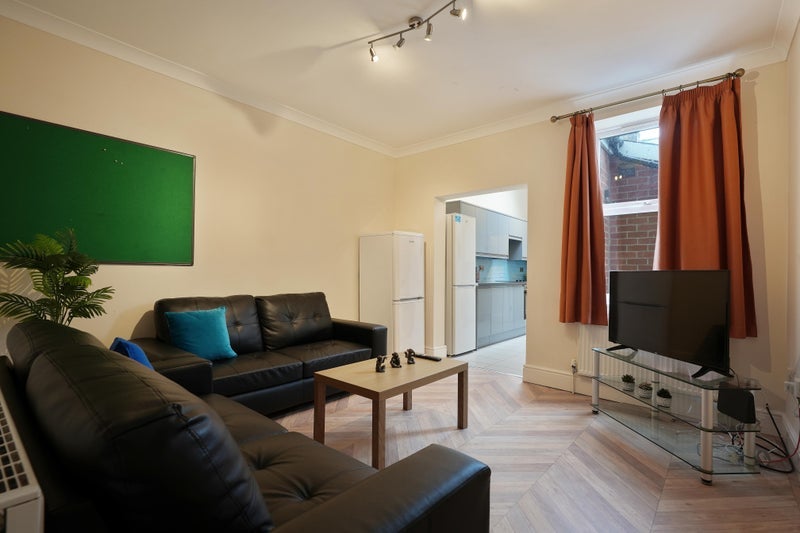 Room Rosedale Road in Sheffield