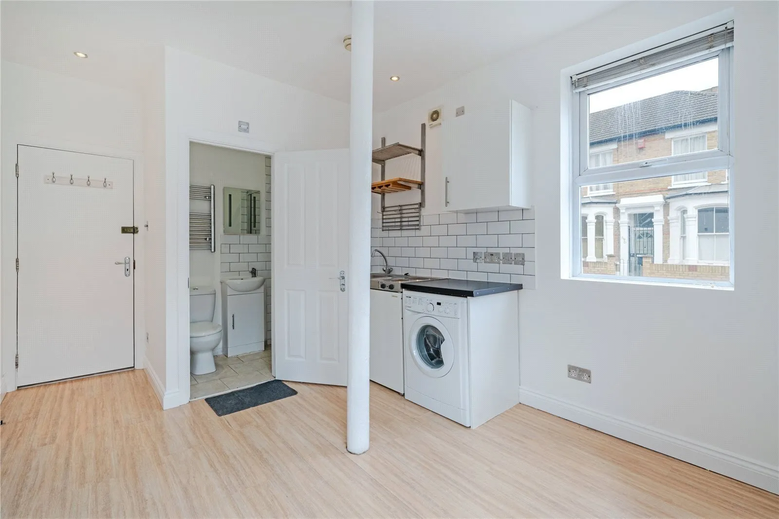 Flat Ashenden Road in Greater London