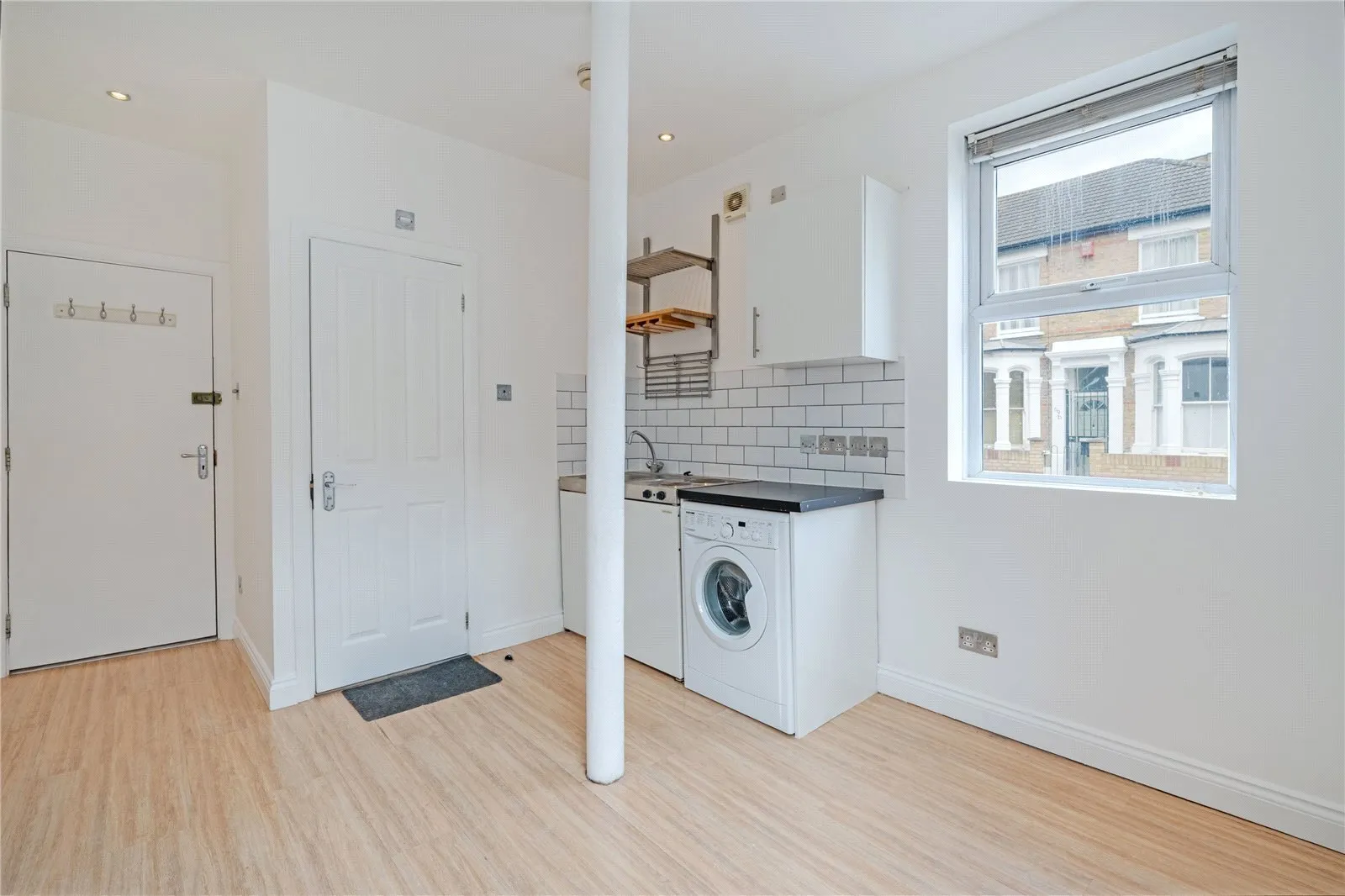 Flat Ashenden Road in Greater London