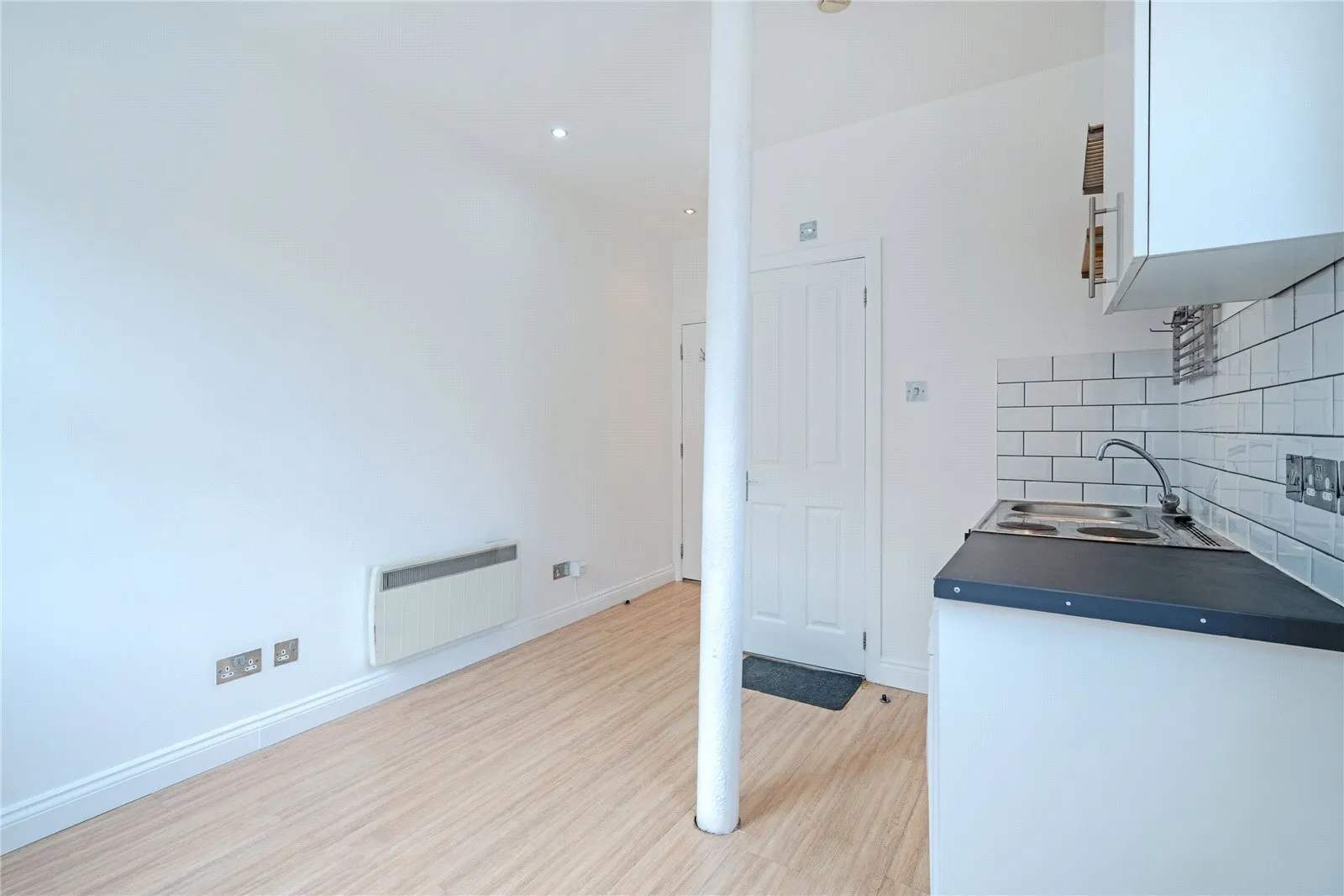 Flat Ashenden Road in Greater London