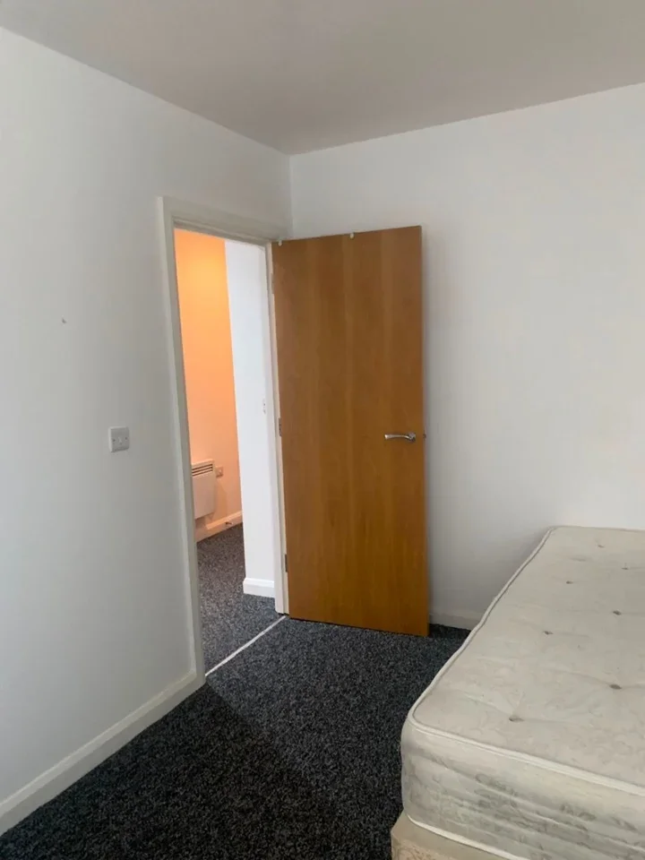 Flat Prior Road in Greater London