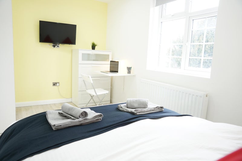 Room Clifton Road in Slough