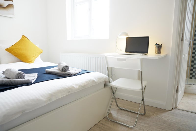 Room Clifton Road in Slough