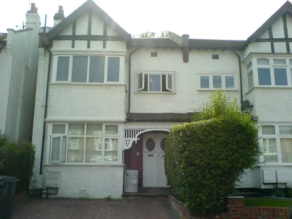 Flat Sunny Gardens Road in Greater London