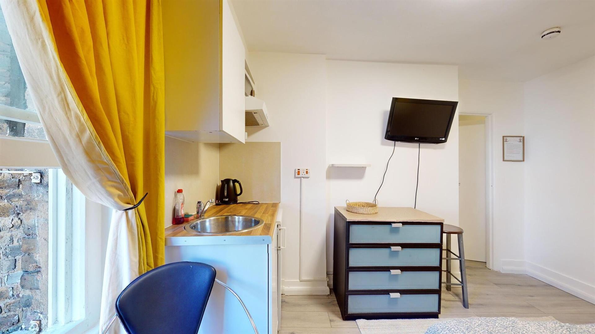 Flat Knaresborough Place in Greater London