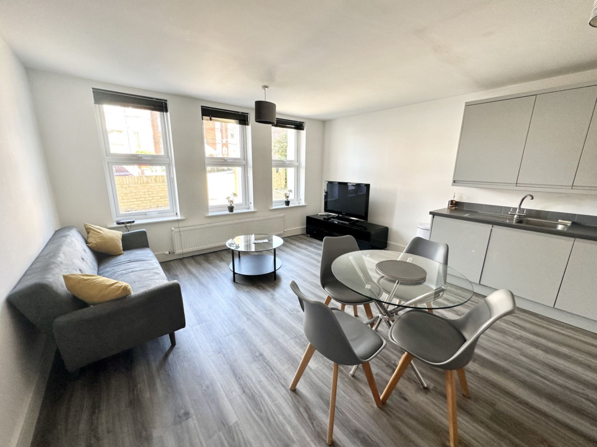 Flat Cheriton Gardens in Folkestone and Hythe District