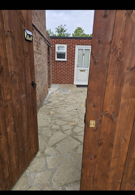 Flat Peake Avenue in Nuneaton and Bedworth