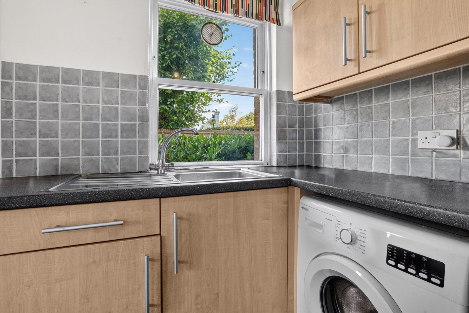 Flat Trinity Road in Greater London