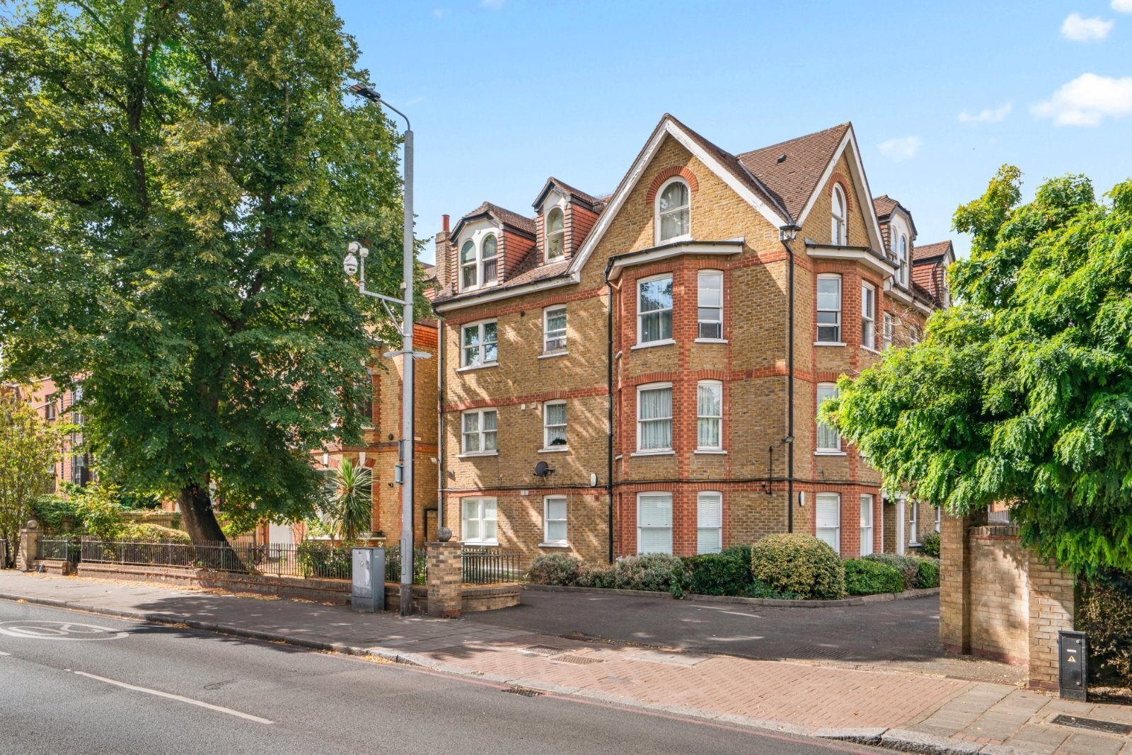Flat Trinity Road in Greater London