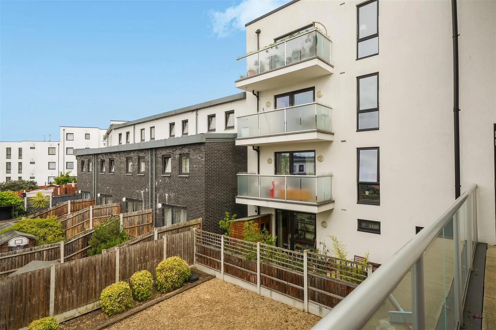 Flat Fishers Way in Greater London