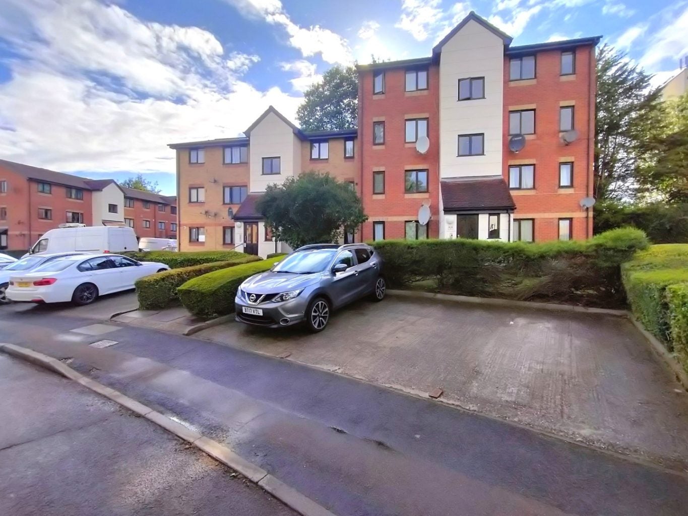 Flat Magpie Close in Greater London