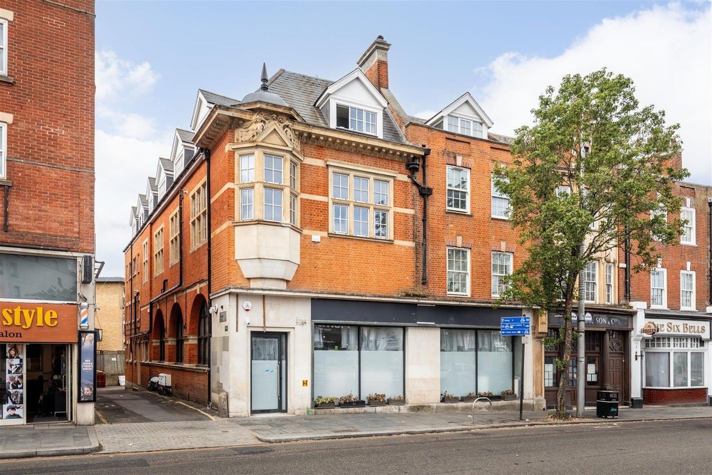 Flat Mount Place in Greater London