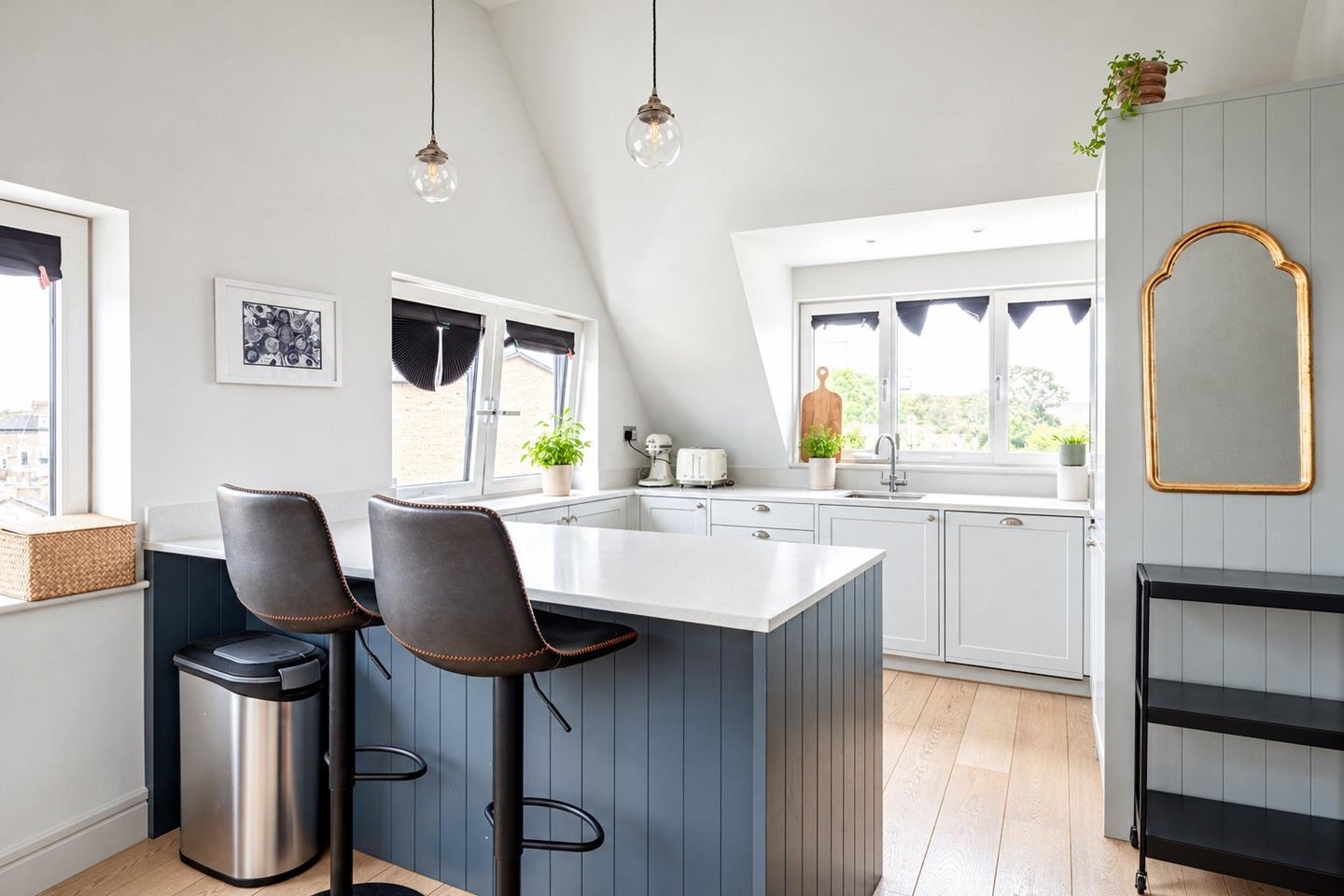 Flat Mount Place in Greater London