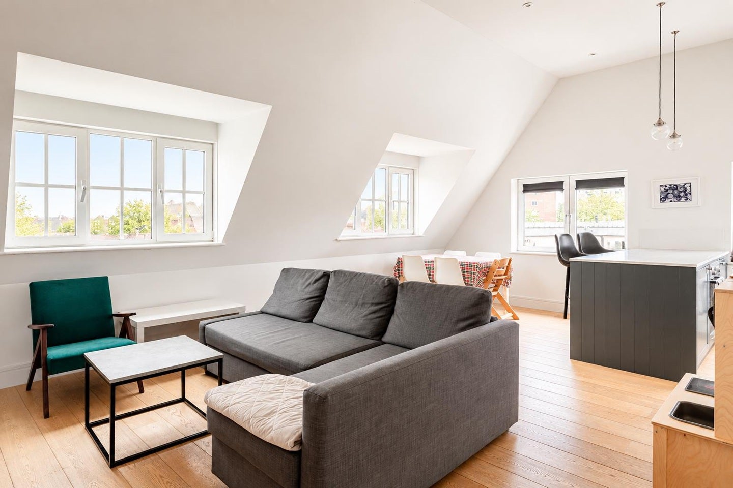 Flat Mount Place in Greater London