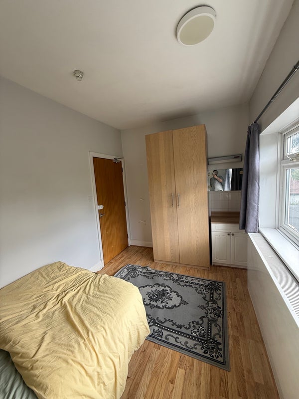 Room Highfield Road in Greater London