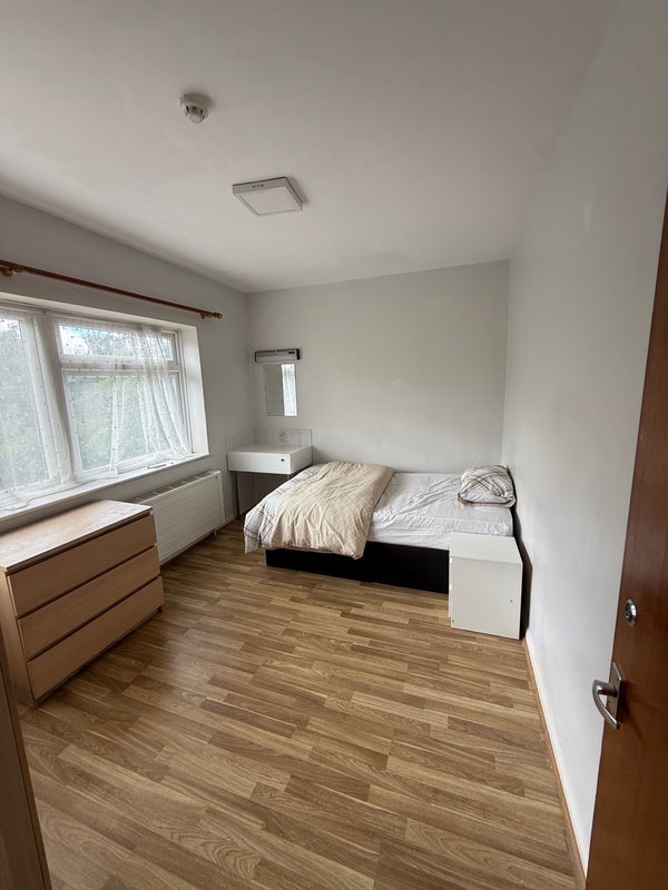 Room Highfield Road in Greater London