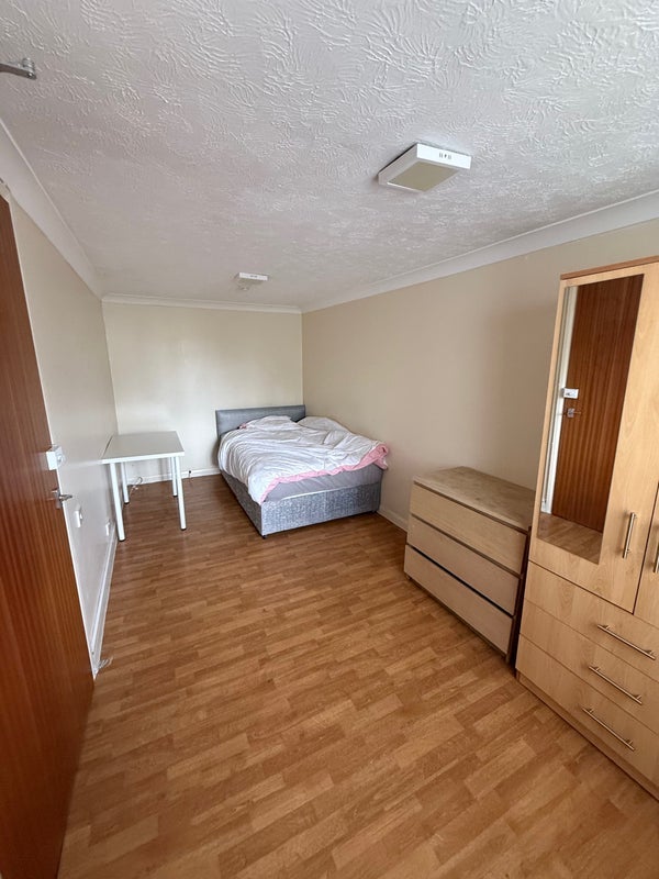 Room Highfield Road in Greater London