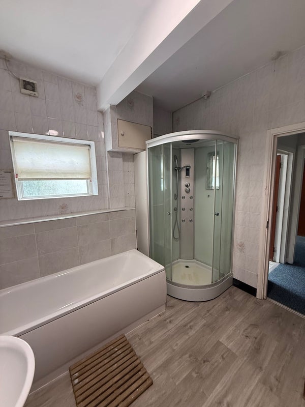 Room Highfield Road in Greater London