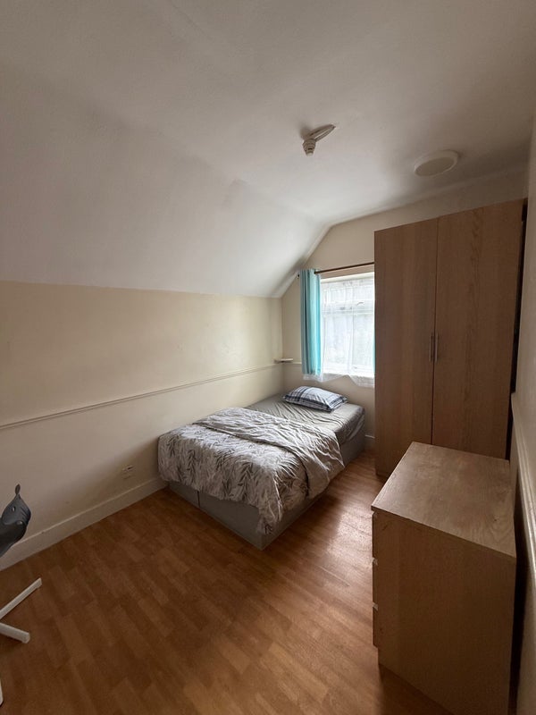 Room Highfield Road in Greater London