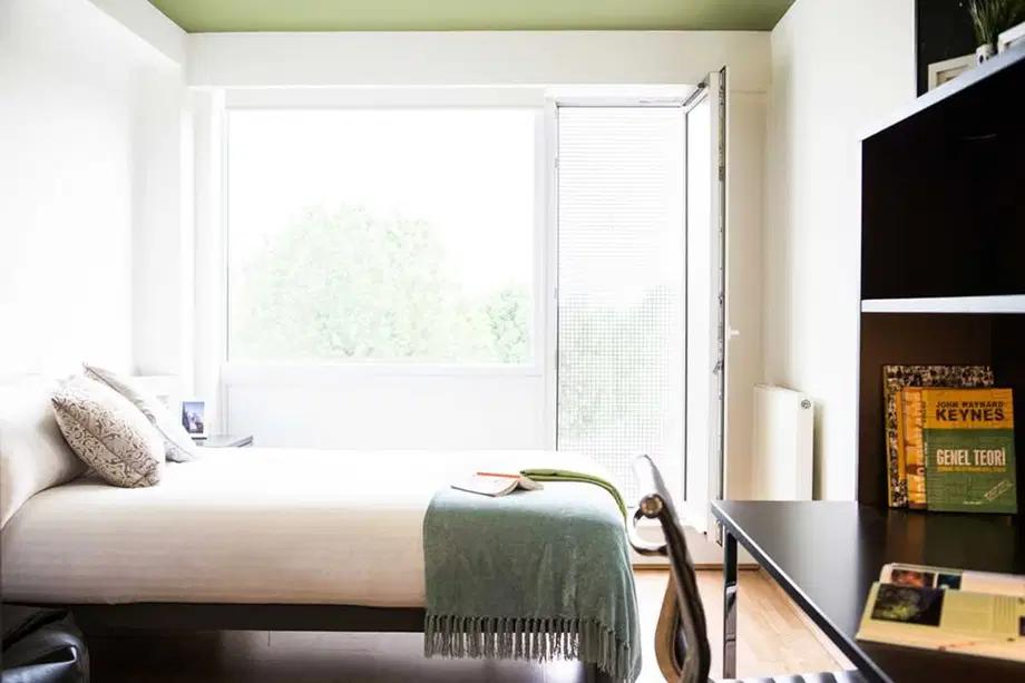 Flat Kensal Road in Greater London