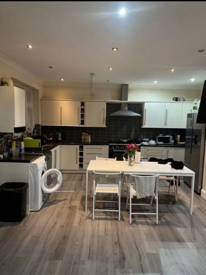 Room Dawlish Drive in Greater London