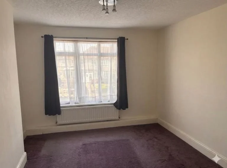 Room Dawlish Drive in Greater London