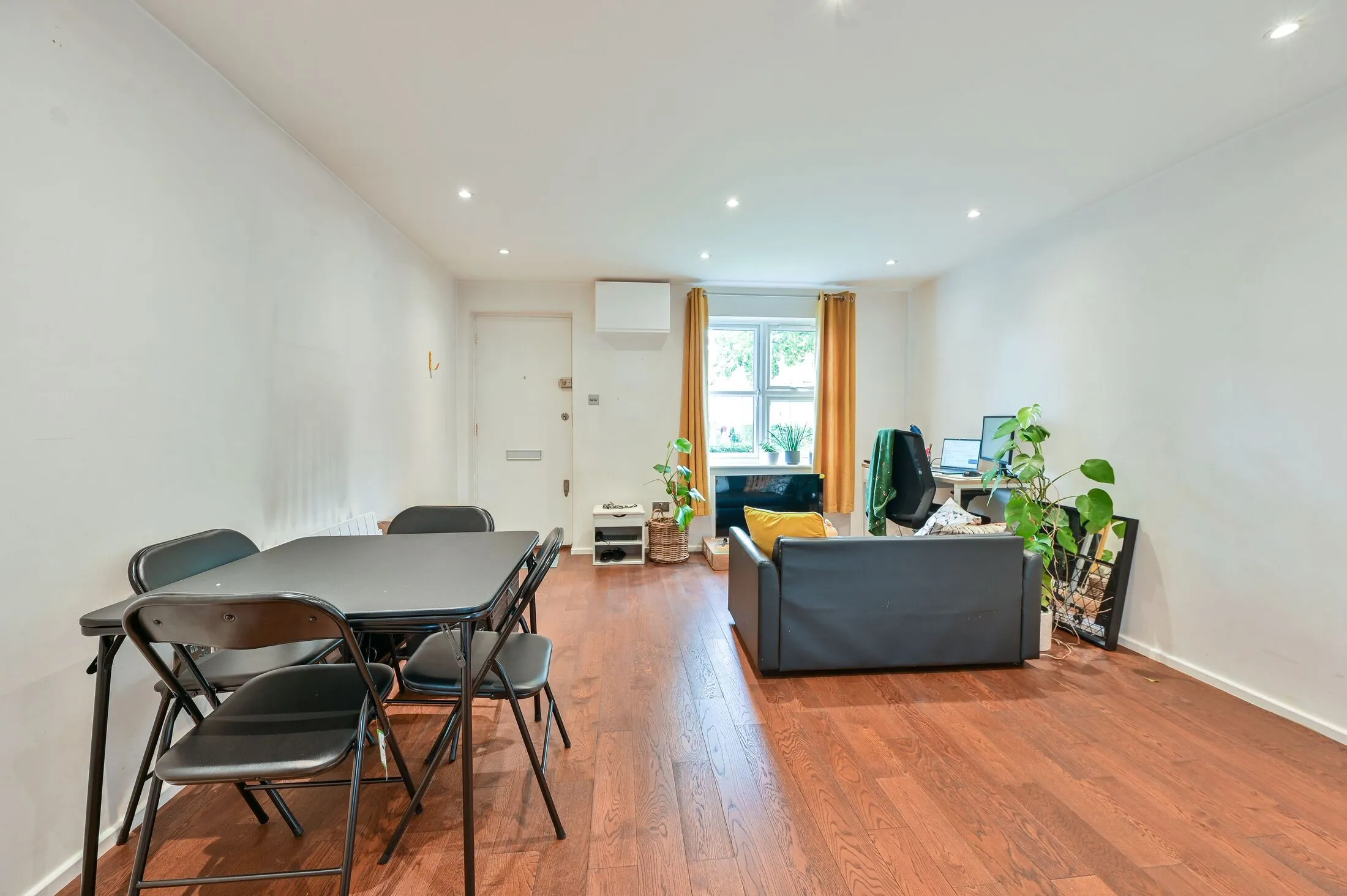 Flat Oxley Close in Greater London