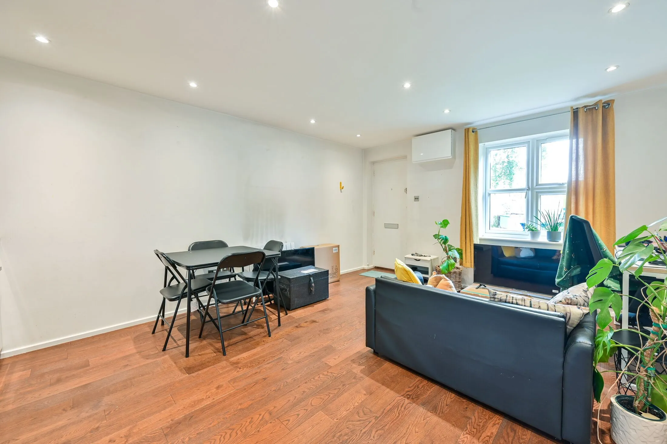 Flat Oxley Close in Greater London