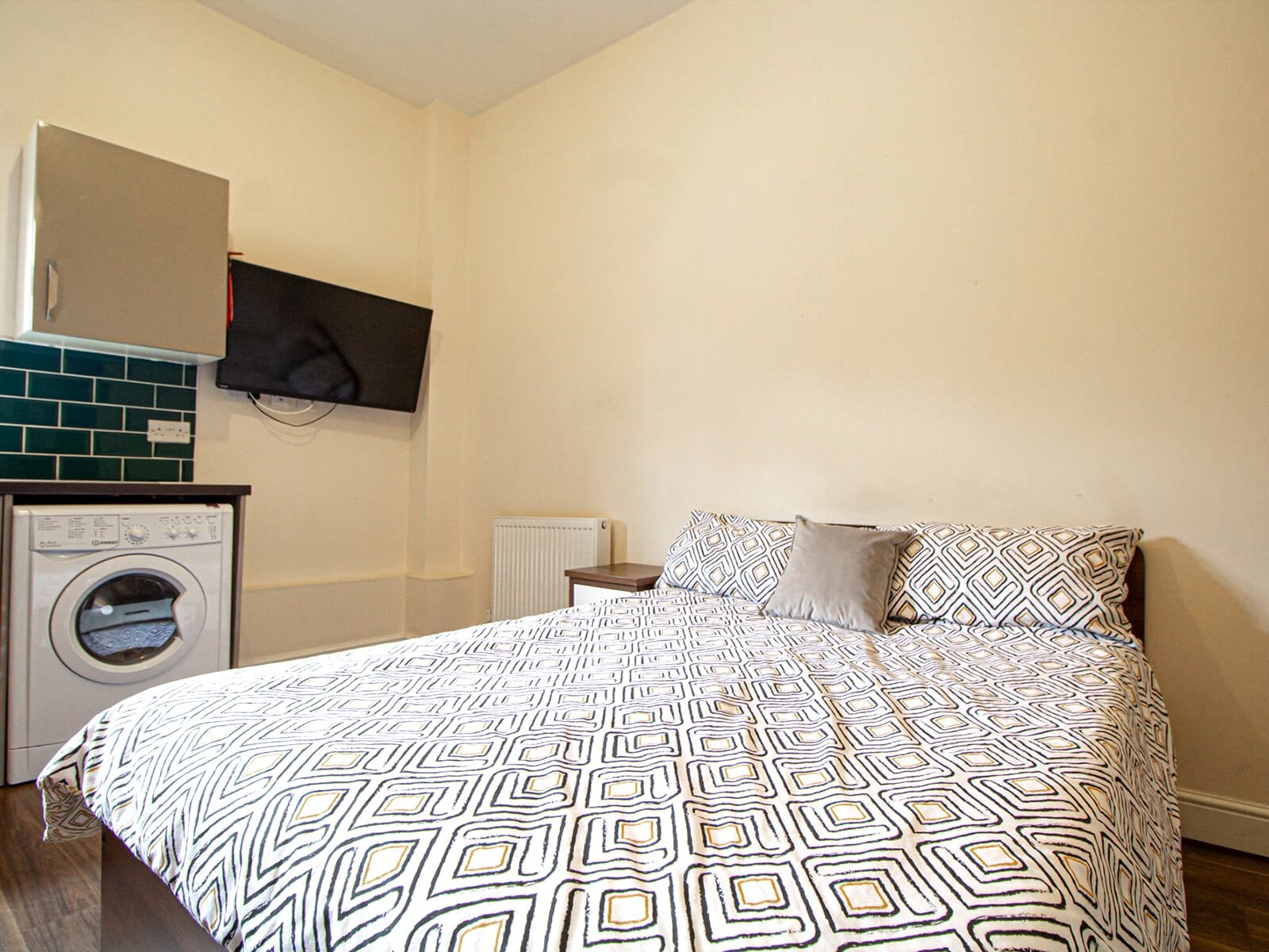 Room Clarendon Road in Leeds
