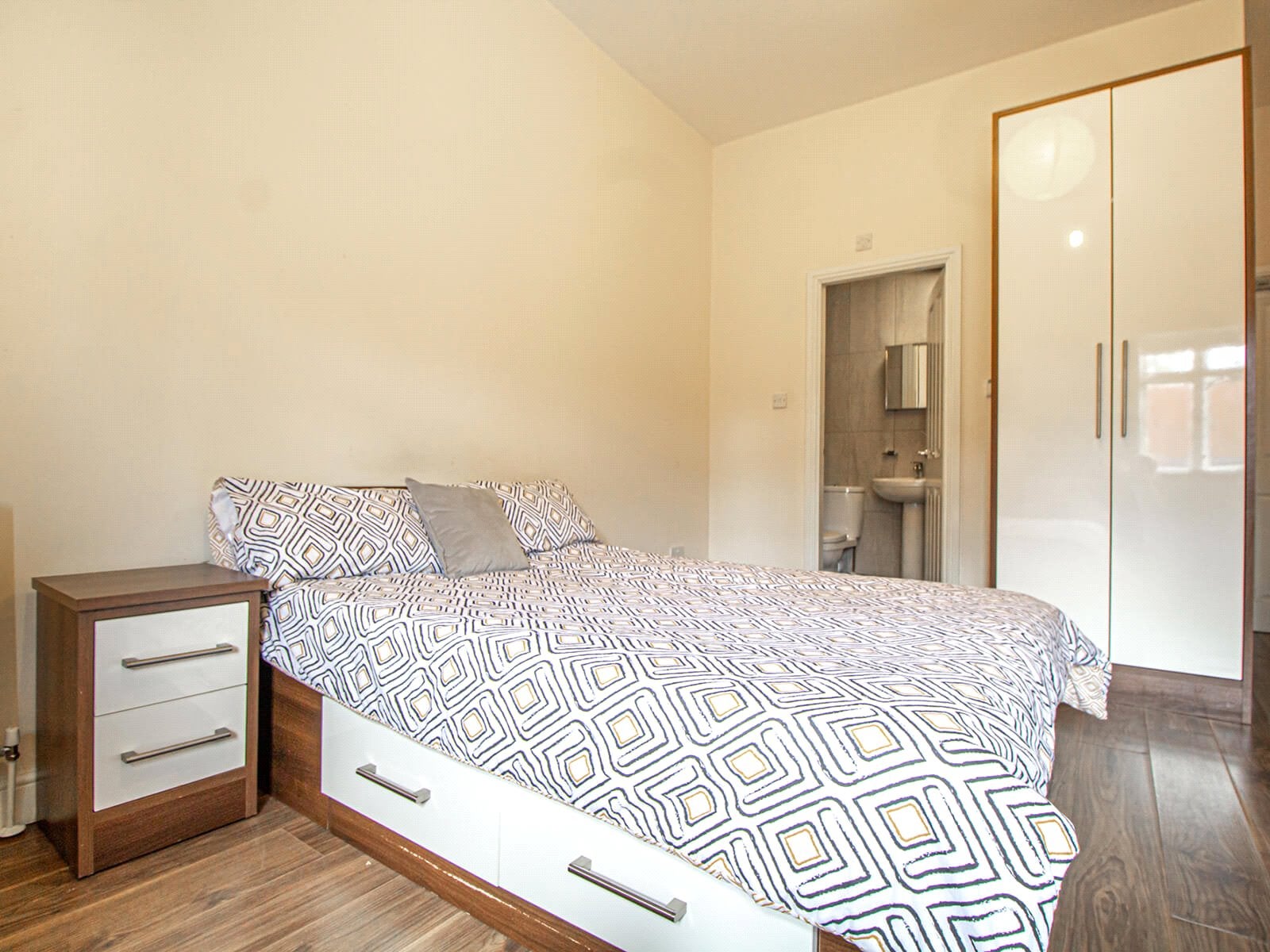 Room Clarendon Road in Leeds