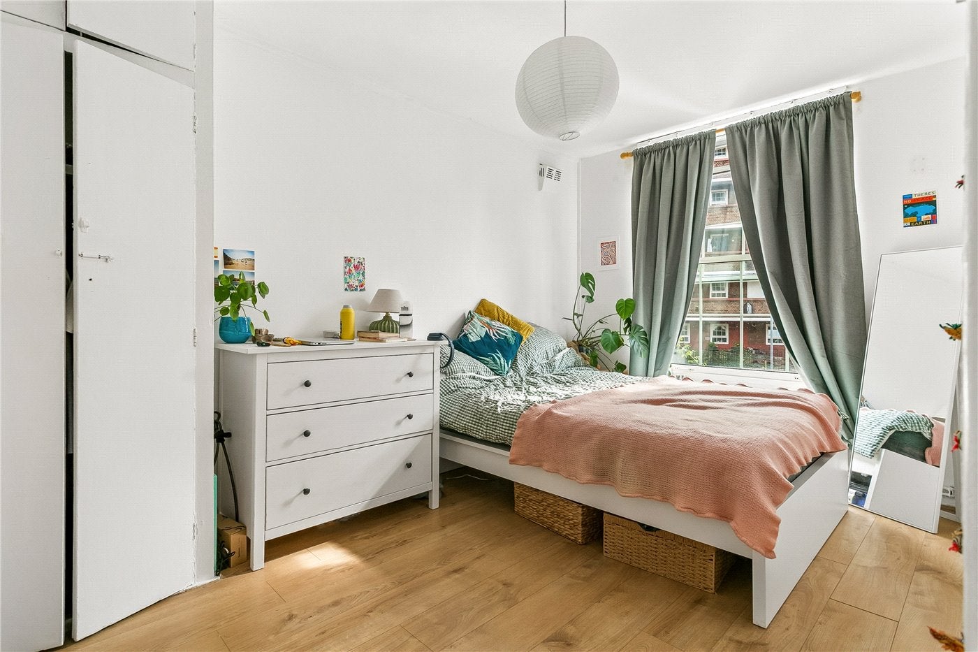 Flat Pembury Road in Greater London