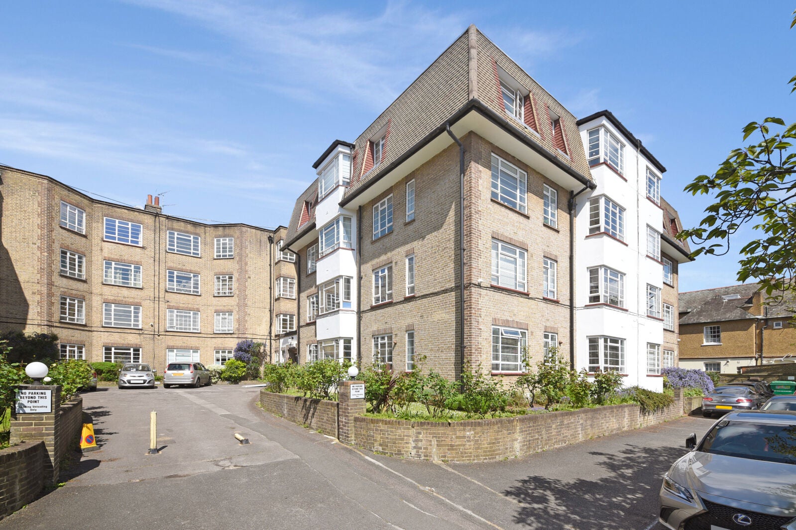 Flat Wimbledon Hill Road in Greater London