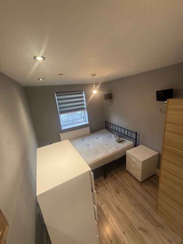 Room Birstall Road in Greater London