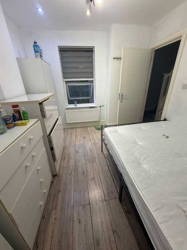 Room Birstall Road in Greater London