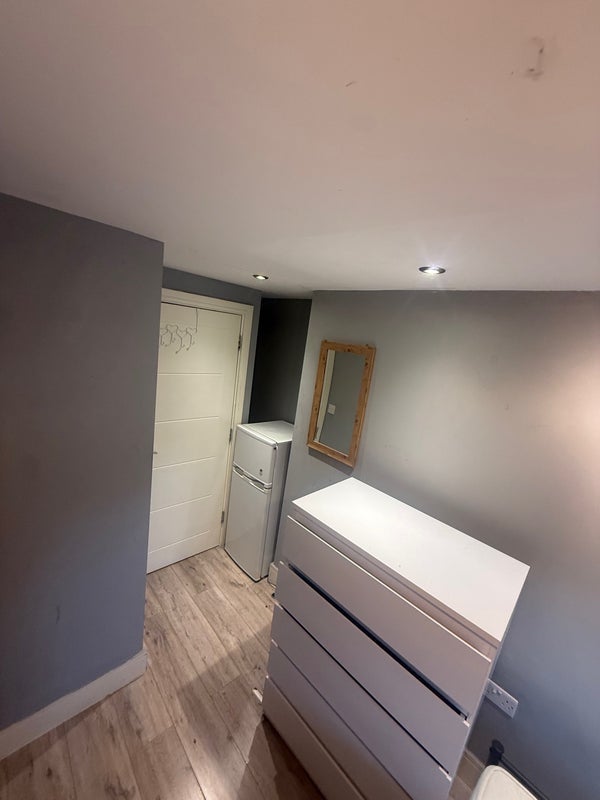 Room Birstall Road in Greater London