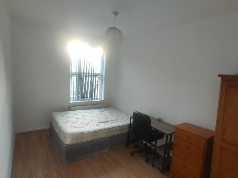 Room Cheltenham Road in Bristol
