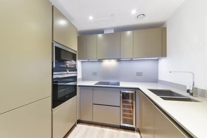 Flat Leman Street in Greater London