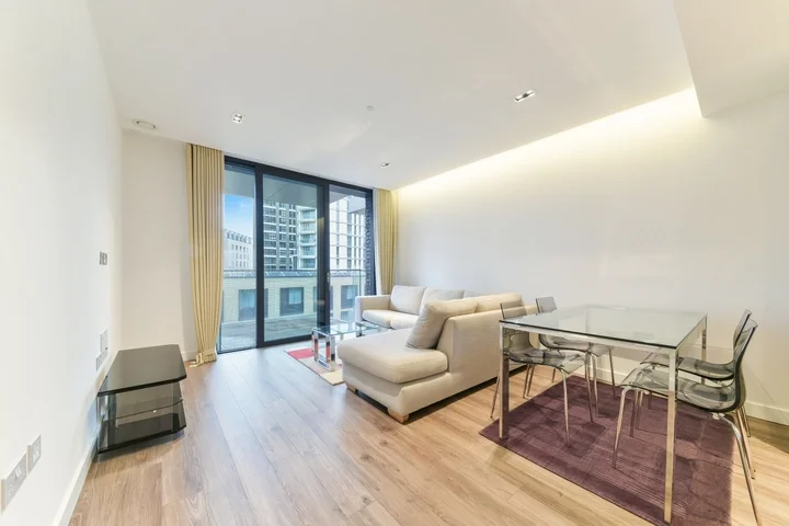 Flat Leman Street in Greater London