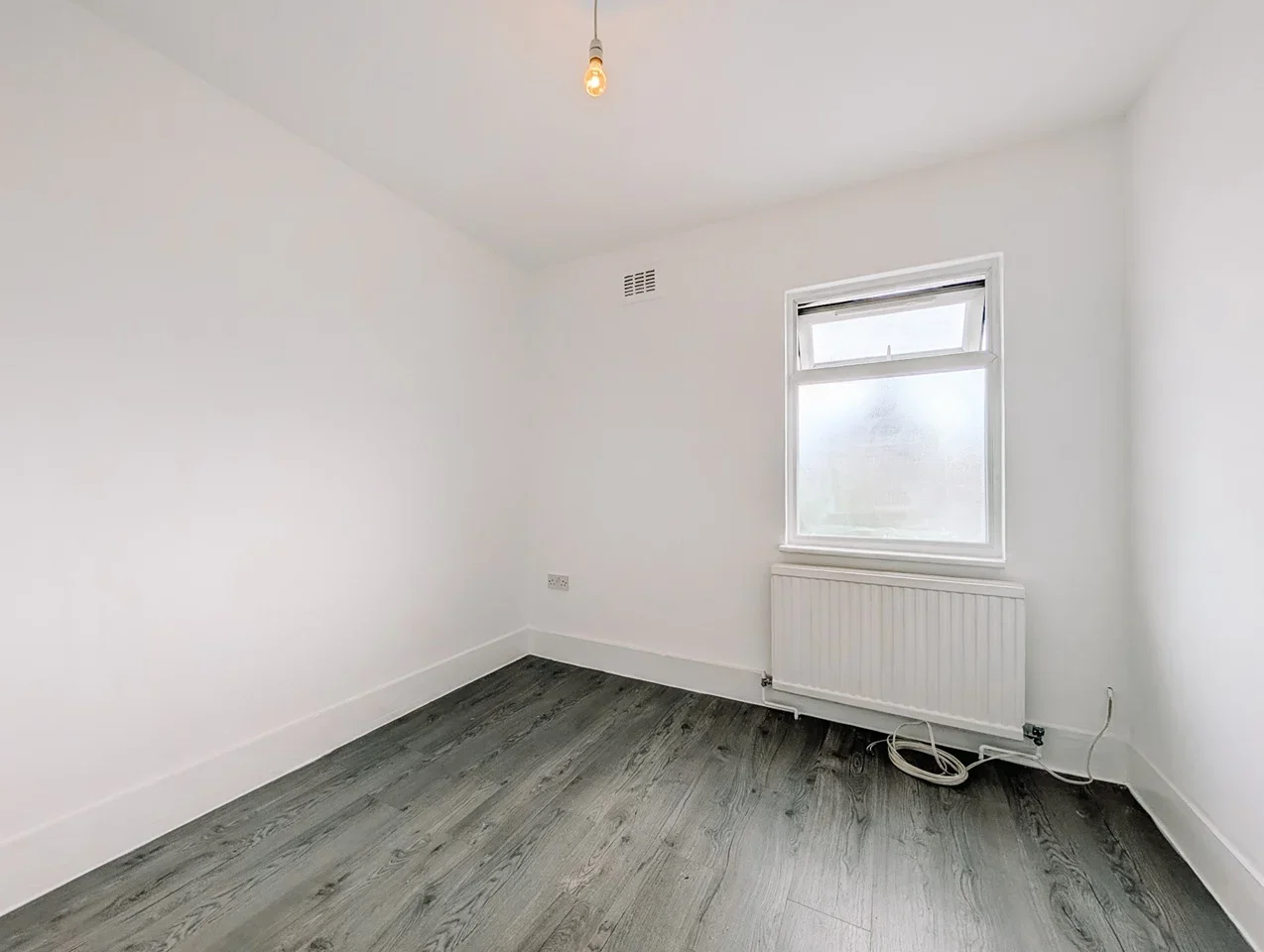 Flat Woodstock Avenue in Greater London