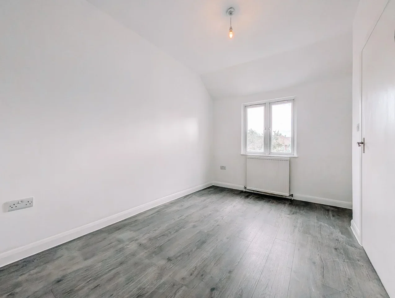 Flat Woodstock Avenue in Greater London