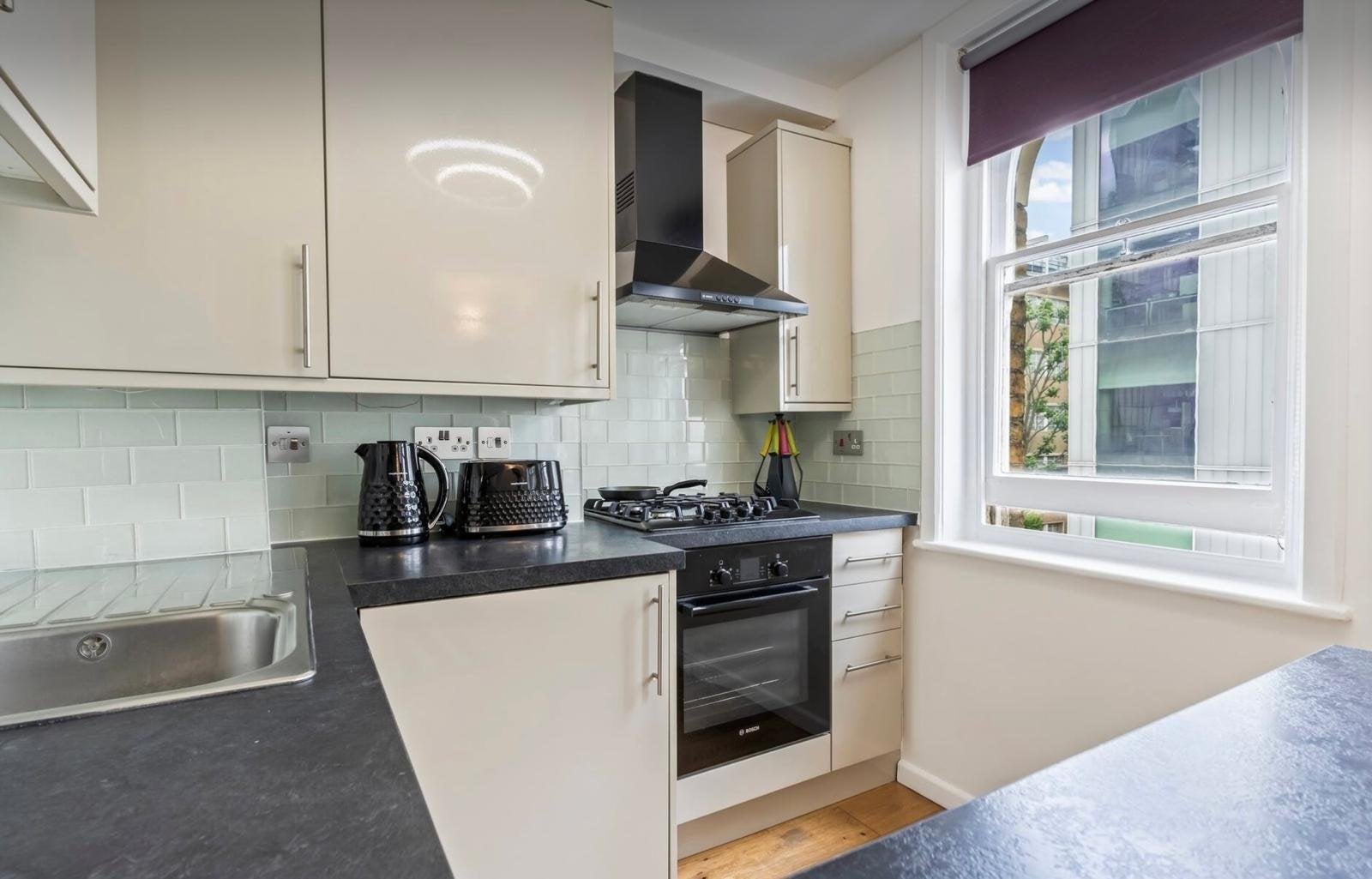 Flat Cleveland Street in Greater London