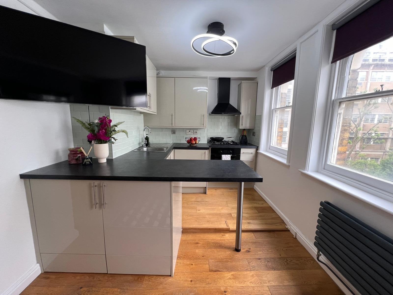 Flat Cleveland Street in Greater London