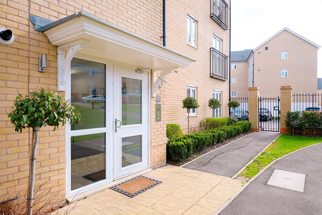 Flat Five Oaks Lane in Greater London